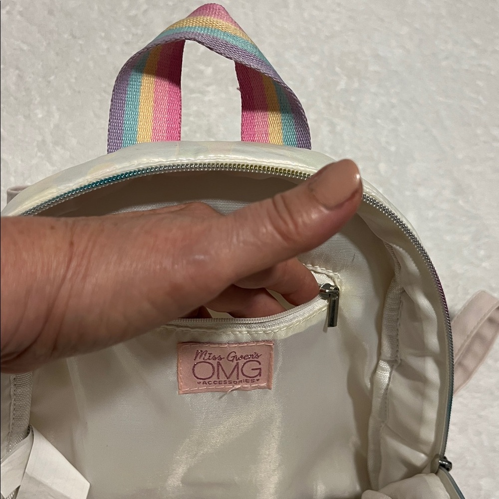 OMG Miss Gwen's ACCESSORIES irridescent white OMBRE HEART LOVE BACKPACK 9"×7 - Picture 6 of 9